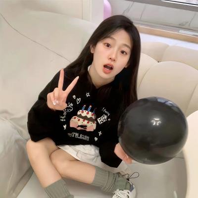 与一位女士合影
